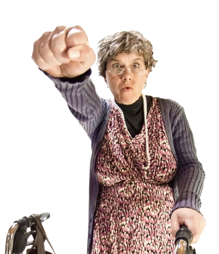 Oma Frieda mit Rollator reckt kämpferisch die Faust