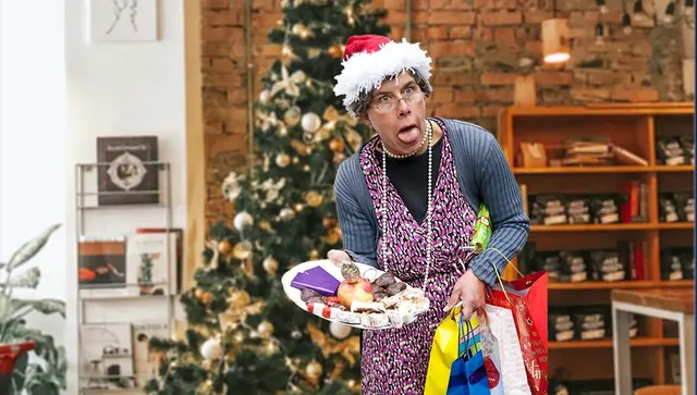 Szenenbild: Ihr Sünderlein kommet … Oma Frieda feiert Weihnachten
